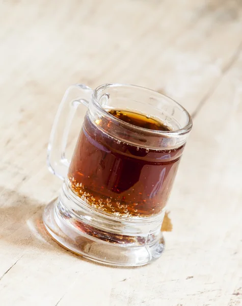 Cerveja leve em uma caneca antiquada — Fotografia de Stock