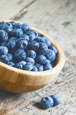 Tahta bir kasede taze yaban mersini