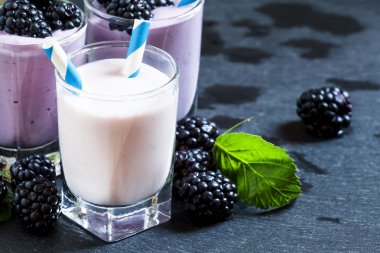 Milkshake yaban yaban mersini ve böğürtlen ile 