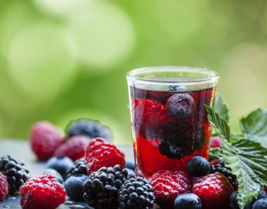 Çay orman meyveleri ile 