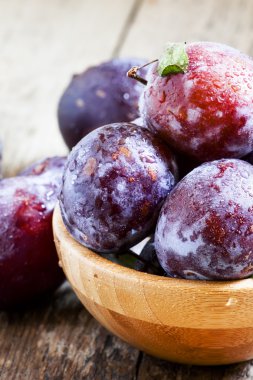 Su ile büyük mor Erik düşer ve yaprakları