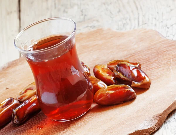 Té negro en taza islámica tradicional — Foto de Stock