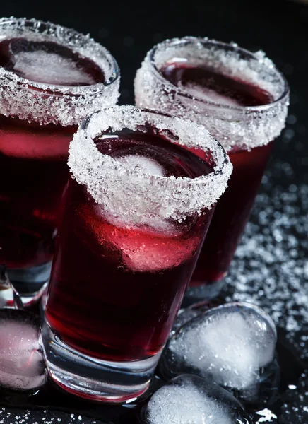 Красный коктейль в стаканах, украшенных сахаром — стоковое фото