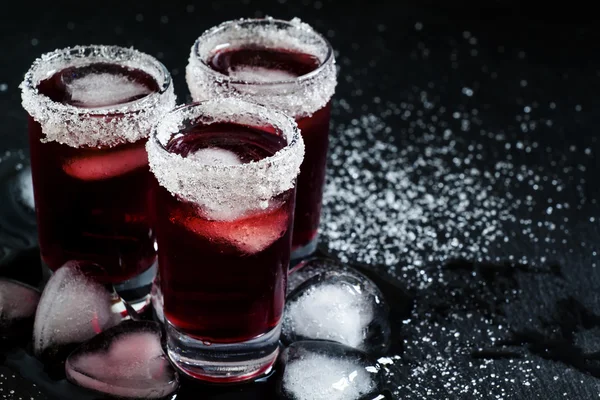 Cóctel rojo en vasos decorados con azúcar — Foto de Stock