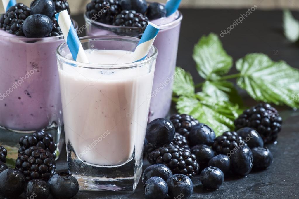 Milchshake mit wilden Blaubeeren und Brombeeren - Stockfotografie ...