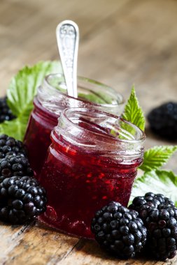 Böğürtlen reçeli iki kavanoz