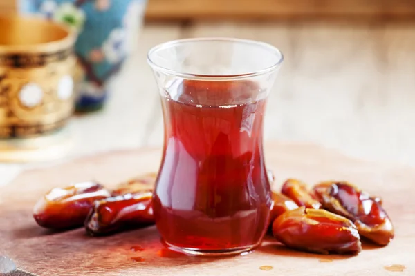 Fekete tea, a hagyományos iszlám kupa — Stock Fotó