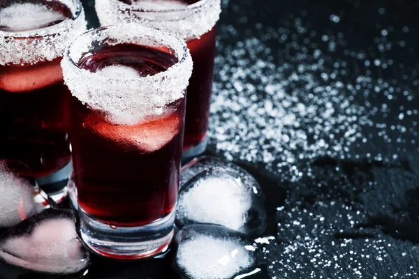 Coquetel vermelho em copos decorados com açúcar — Fotografia de Stock