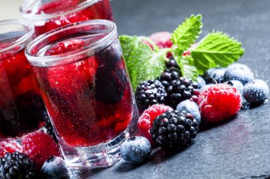 Taze berry içki yaban mersini, böğürtlen ve ahududu