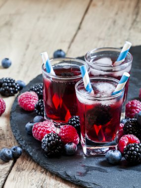 Berry yaban mersini, böğürtlen ve ahududu buzlu kokteyli