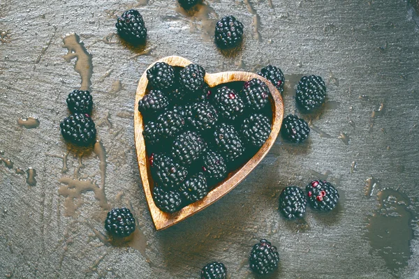 新鲜黑莓在碗中，形状为心脏 — 图库照片