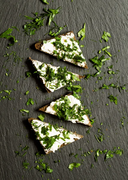 Canapés rápidos con queso blando — Foto de Stock