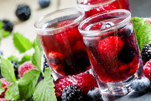Свежие ягодные напитки с черникой, ежевикой и малиной — стоковое фото