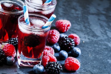 Berry yaban mersini, böğürtlen ve ahududu buzlu kokteyli