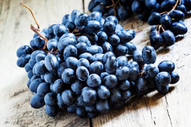 Eski ahşap zemin üzerine mavi üzüm