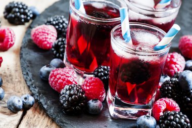 Berry yaban mersini, böğürtlen ve ahududu buzlu kokteyli