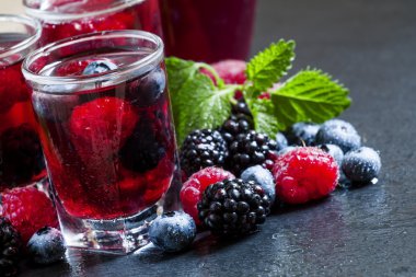 Taze berry içki yaban mersini, böğürtlen ve ahududu