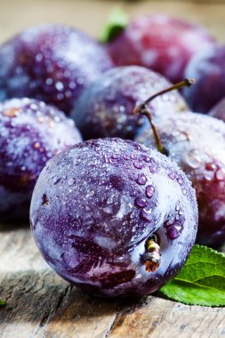 Su damlaları ile büyük mor Erik