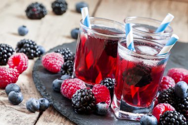 Berry yaban mersini, böğürtlen ve ahududu buzlu kokteyli