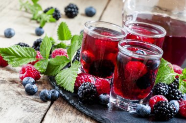 Taze berry içki yaban mersini, böğürtlen ve ahududu