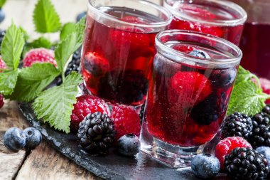 Taze berry içki yaban mersini, böğürtlen ve ahududu