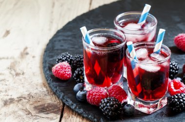 Berry yaban mersini, böğürtlen ve ahududu buzlu kokteyli