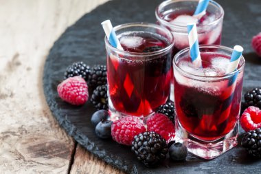 Berry yaban mersini, böğürtlen ve ahududu buzlu kokteyli