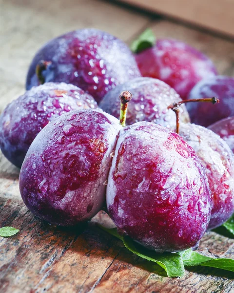 Ciruelas púrpuras grandes con gotas de agua —  Fotos de Stock