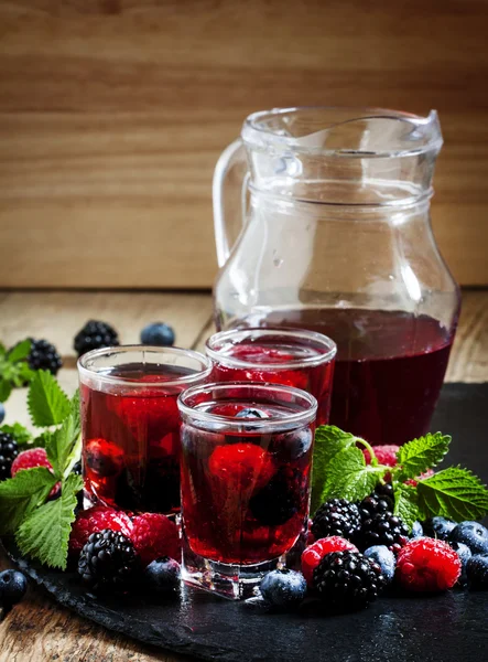 Taze berry içki yaban mersini, böğürtlen ve ahududu — Stok fotoğraf