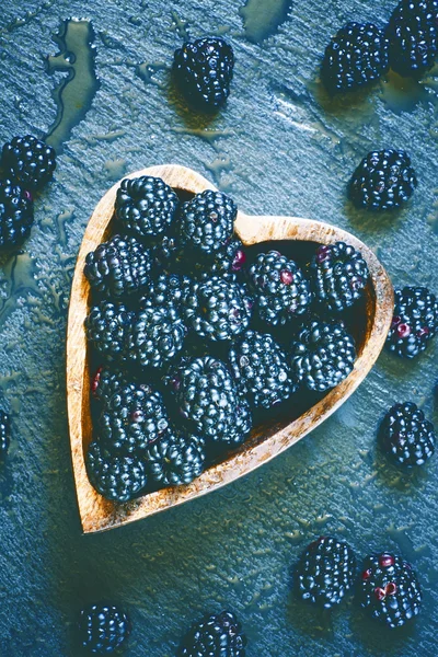 Amoras frescas em uma tigela na forma de um coração — Fotografia de Stock