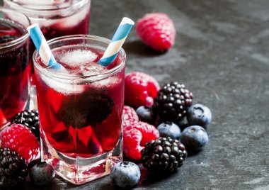Berry yaban mersini, böğürtlen ve ahududu buzlu kokteyli