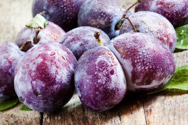 Su damlaları ile büyük mor Erik