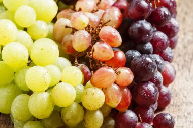 Yeşil, pembe ve mor üzüm 