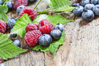 Ahududu ve böğürtlen yaprakları ile
