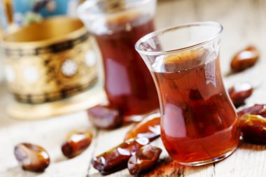 İki siyah çay geleneksel İslam bardak bardak 