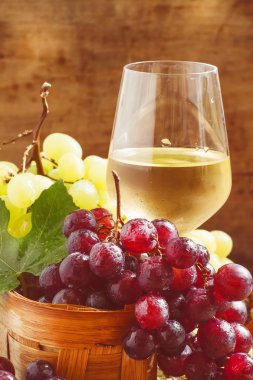 Beyaz bir cam ve yeşil ve kırmızı üzüm şarap 