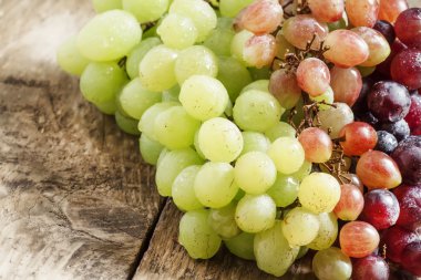 Yeşil, pembe ve mor üzüm 