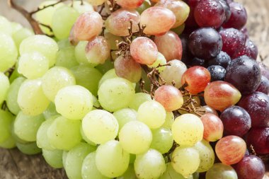 Yeşil, pembe ve mor üzüm 