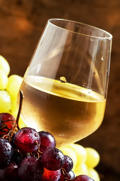 White wine in a glass and green and red grapes — Stock Photo, Image