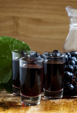 Ev yapımı kırmızı şarap gözlük