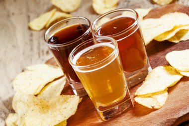 Üç çeşit bira ve cips