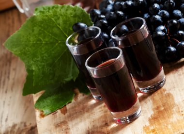 Ev yapımı kırmızı şarap gözlük