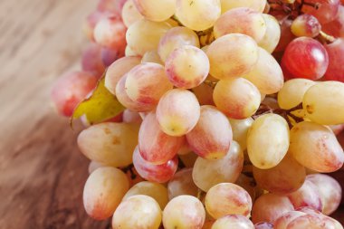 Eski ahşap masa üzerinde pembe üzüm