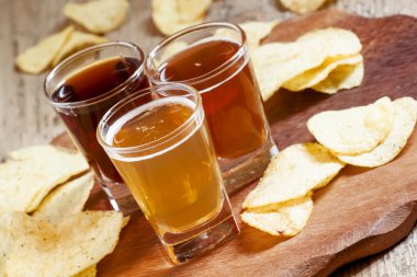 Üç çeşit bira ve cips