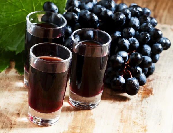 Домашнее красное вино в бокалах — стоковое фото