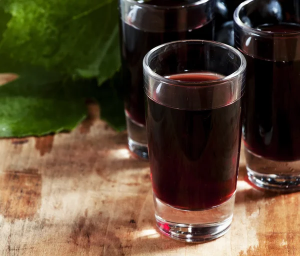 Домашнє червоне вино в окулярах — стокове фото
