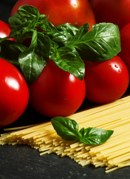 Conceito de comida italiana com massa, tomate e manjericão — Fotografia de Stock