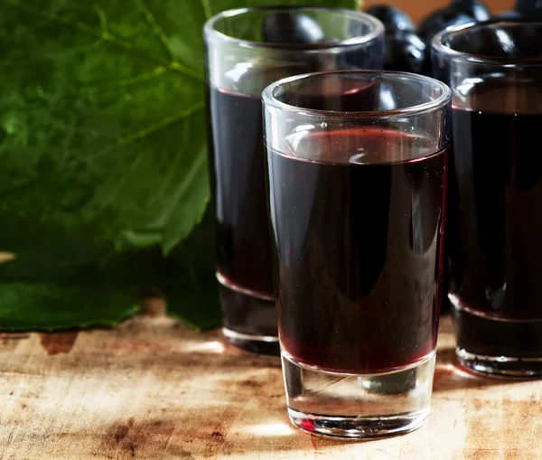 Vinho tinto caseiro em copos — Fotografia de Stock