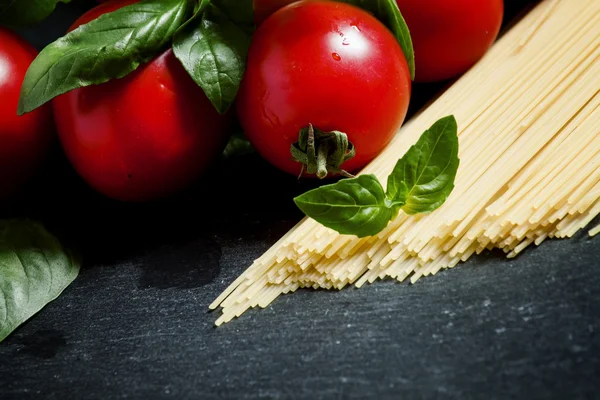 Conceito de comida italiana com massa, tomate e manjericão — Fotografia de Stock