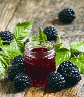 Bir kavanoz böğürtlen reçeli